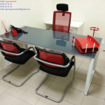 Bureau vitré graphite, siège rouge, visiteurs rouge, accessoires rouge