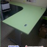Bureau en vert amande, piétement métal alu, retour avec desserte de rangement, top de dessert en vert amande.
