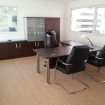 Bureaux de Direction coloris wengé+ sièges+ bibliothèque+lampe+revêtement sol