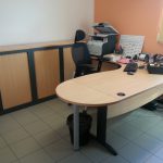 Bureau coloris hêtre+ demi-lune+ retour + siège + desserte + top de finition desserte assorti