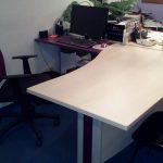 Bureau simple vague + pied bureau alu/violine + retour violine + siège dossier filet violine