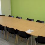 Table polyvalente rectangle coloris hêtre + Table demi rond coloris hêtre+ Chaises polypropylène noir