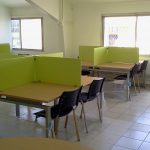 Pool de 4 postes informatiques avec table de 80x80+ Chaises tout en polypropylène + écrans de séparation vert anis