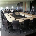 Salle de délibération pour 50 personnes, milieu amovible pour passage de la cloison mobile, siège piétement luge et revêtement cuir chocolat