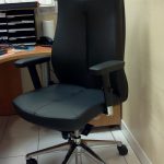 Siège SONATA, revêtement cuir, accoudoirs réglable, pied chrome, supporte jusqu'à 150Kg